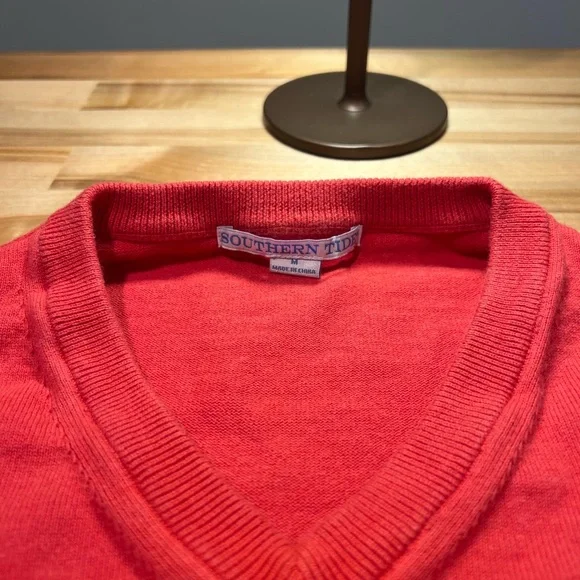 Southern Tide mens V neck magenta sweater. Size : M - Picture 2 of 2